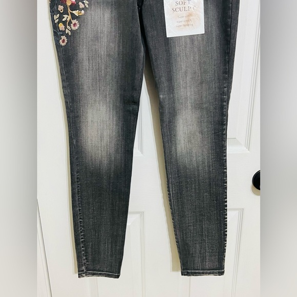 JESSICA SIMPSON Kiss Me Super Skinny Gray Floral Stretch Jean. NWT. RETAIL 99 - Picture 2 of 12